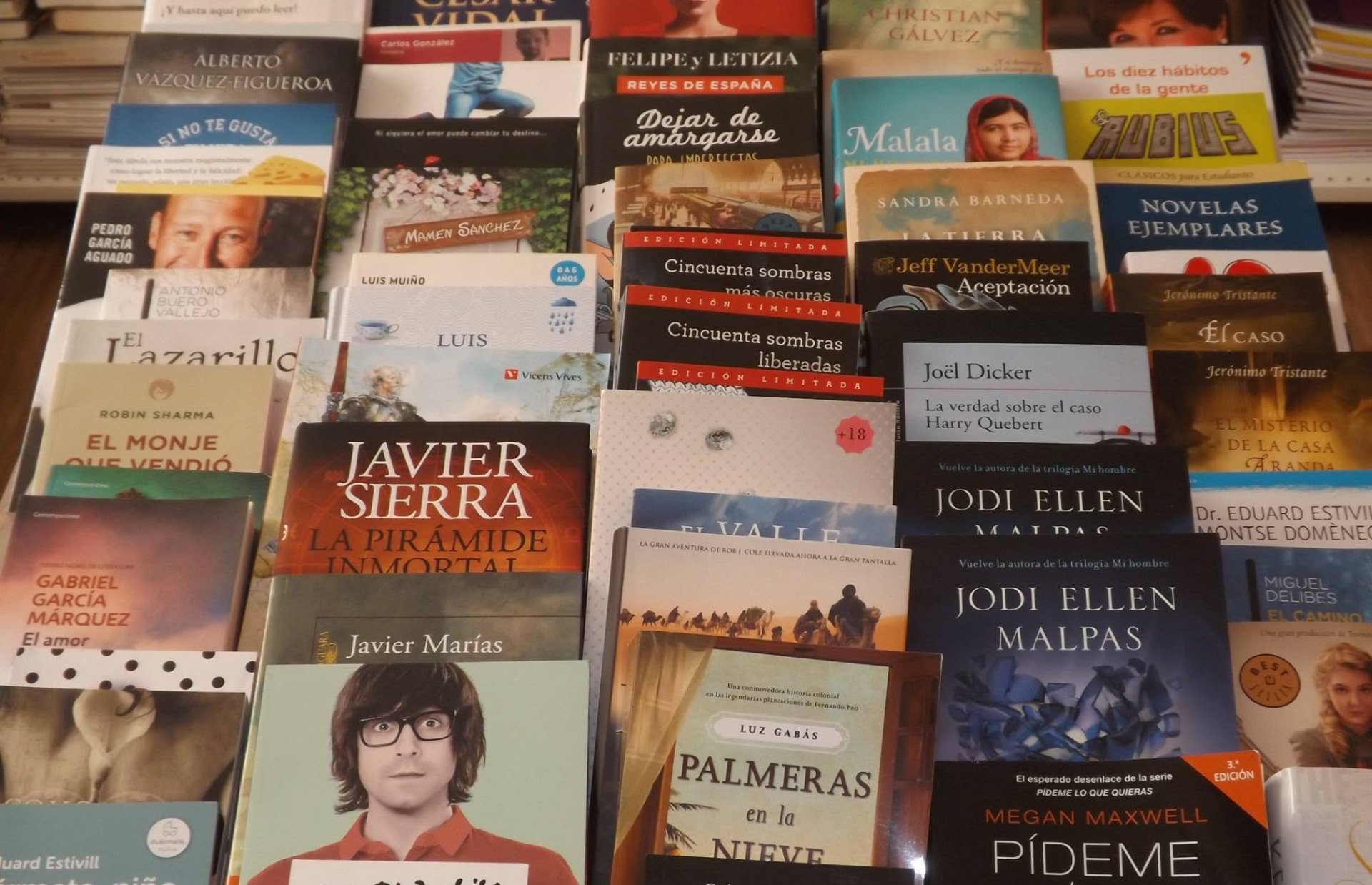 Mesa de novedades de libros