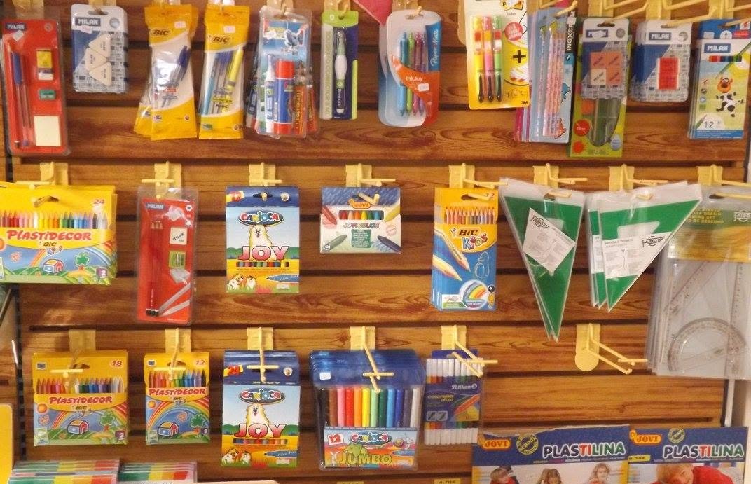 Pared de material escolar