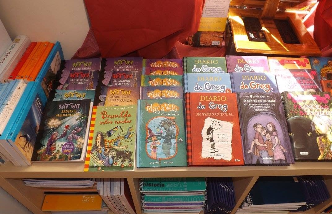Estantería de libros infantiles y cuadernos